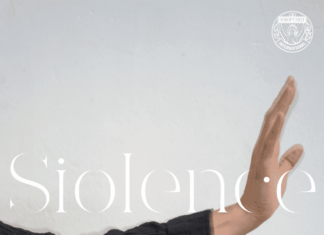 SIOLENCE / Kulturforum New York Das Bild zeigt einen ausgestreckten Arm in einem schwarzen, langärmligen Oberteil, der eine abwehrende Geste mit der Handfläche nach außen macht. Der Hintergrund ist eine schlichte, helle Wand. Darüber liegt der Titel der Ausstellung Siolence in einer eleganten, weißen Serifenschrift. Die Buchstaben wirken teils unterbrochen oder fragmentiert.