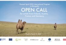 Open Call für Projekt in der Mongolei 11.-29. Juni 2025 / Kulturforum Peking Das Bild zeigt das Plakat der Ausschreibung. Darauf ist eine Steppenlandschaft zu sehen, in welcher zwei Dromedare laufen, sie sind von hinten zu sehen.