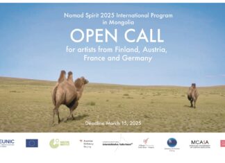 Open Call für Projekt in der Mongolei 11.-29. Juni 2025 / Kulturforum Peking Das Bild zeigt das Plakat der Ausschreibung. Darauf ist eine Steppenlandschaft zu sehen, in welcher zwei Dromedare laufen, sie sind von hinten zu sehen.