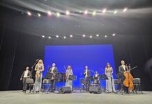 Operettengala 200 Jahre Johann Strauss / Botschaft Nikosia Das Ensemble steht auf der Bühne und nimmt den Applaus entgegen, Es besteht aus 8 Musikerinnen und Musikern.