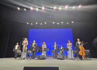 Operettengala 200 Jahre Johann Strauss / Botschaft Nikosia Das Ensemble steht auf der Bühne und nimmt den Applaus entgegen, Es besteht aus 8 Musikerinnen und Musikern.