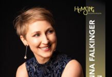 Hemsing Festival / Botschaft Oslo Das Bild zeigt Johanna Rosa Falkinger vor schwarzem Hintergrund. Die junge Frau mit blonder Kurzhaarfigur hat den Kopf leicht zum rechten Bildrand gewandt und lächelt strahlend. Sie trägt ein schwarzes ärmelloses Oberteil mit grausilbernem floralem Muster. In der oberen rechten Ecke ist in gelber Schrift das Logo des Hemsing Festivals zu sehen. Am rechten Bildrand ist ein vertikales Banner angebracht. Farbverlauft gelb zu schwarz. Darauf steht in weißer Schrift „Johanna Falkinger – Sopran“.