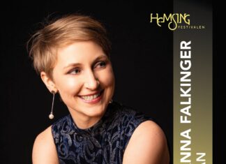 Hemsing Festival / Botschaft Oslo Das Bild zeigt Johanna Rosa Falkinger vor schwarzem Hintergrund. Die junge Frau mit blonder Kurzhaarfigur hat den Kopf leicht zum rechten Bildrand gewandt und lächelt strahlend. Sie trägt ein schwarzes ärmelloses Oberteil mit grausilbernem floralem Muster. In der oberen rechten Ecke ist in gelber Schrift das Logo des Hemsing Festivals zu sehen. Am rechten Bildrand ist ein vertikales Banner angebracht. Farbverlauft gelb zu schwarz. Darauf steht in weißer Schrift „Johanna Falkinger – Sopran“.