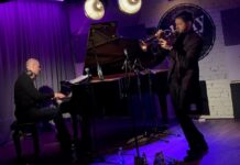 Duo Fuss/Leichtfried / Botschaft Tallinn Das Bild zeigt zwei Musiker, Trompeter Dominik Fuss und Pianist Jörg Leichtfried, im gemeinsamen Spiel.