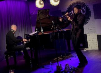 Duo Fuss/Leichtfried / Botschaft Tallinn Das Bild zeigt zwei Musiker, Trompeter Dominik Fuss und Pianist Jörg Leichtfried, im gemeinsamen Spiel.