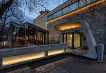 Curator in Residence Ausschreibung/ Generalkonsulat Krakau Das Foto zeigt das Gebäude der Galerie Bukier-Sztuki bei Nacht von aussen.