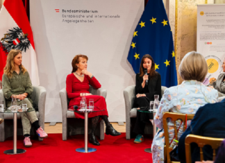Einladung zum Internationalen Frauentag / Aussenministerium Wien Am Bild sind die Frauen am Podium zu sehen wie sie diskutieren.
