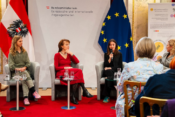 Am Bild sind die Frauen am Podium zu sehen wie sie diskutieren.