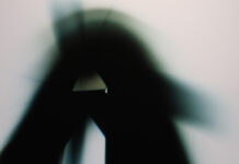 Photo graz selection VI / Kulturforum Istanbul Das Bild zeigt ein abstraktes schwarzes Zeichen, das verwischt ist.