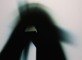 Photo graz selection VI / Kulturforum Istanbul Das Bild zeigt ein abstraktes schwarzes Zeichen, das verwischt ist.