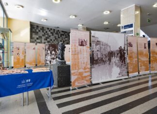 Schreiben gegen den Krieg / Kulturforum Laibach Das Bild zeigt die Ausstellung im Foyer der Philosophischen Fakultät der Universität Ljubljana.