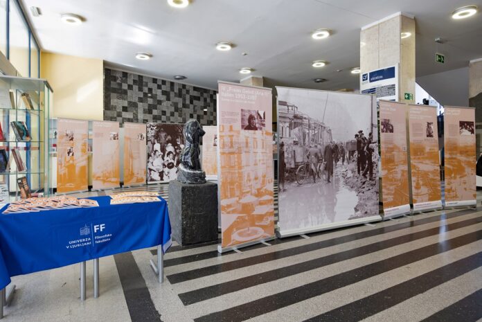 Das Bild zeigt die Ausstellung im Foyer der Philosophischen Fakultät der Universität Ljubljana.