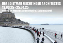 Feichtinger Architects „Construir“ / Kulturforum Madrid Das Bild zeigt die Fußgängerbrücke zum Kloster Mont-Saint-Michel sowie Schriftzüge mit Informationen zur Ausstellung.