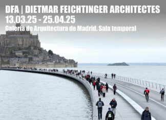 Feichtinger Architects „Construir“ / Kulturforum Madrid Das Bild zeigt die Fußgängerbrücke zum Kloster Mont-Saint-Michel sowie Schriftzüge mit Informationen zur Ausstellung.