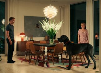 Diagonale goes Marseille / Kulturforum Paris Das Bild zeigt eine Frau, einen Mann und eine schwarze Dogge in einem eleganten Esszimmer.