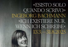 Ausstellung Ingeborg Bachmann / Kulturforum Rom Das Bild zeigt die etwa 36-jährige Ingeborg Bachmann, die auf einem weißen Gartenstuhl sitzt und lächelnd zur Seite blickt. Über ihr ist der eingefügte Schriftzug „Esisto solo quando scrivo“ oder auf Deutsch „Ich existiere nur, wenn ich schreibe“ und der Zeitraum der Ausstellung zu lesen.