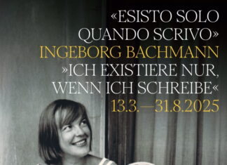 Ausstellung Ingeborg Bachmann / Kulturforum Rom Das Bild zeigt die etwa 36-jährige Ingeborg Bachmann, die auf einem weißen Gartenstuhl sitzt und lächelnd zur Seite blickt. Über ihr ist der eingefügte Schriftzug „Esisto solo quando scrivo“ oder auf Deutsch „Ich existiere nur, wenn ich schreibe“ und der Zeitraum der Ausstellung zu lesen.
