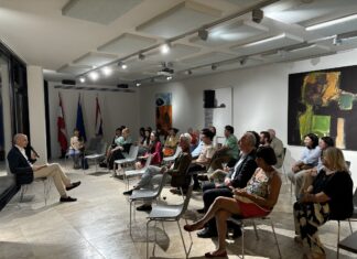 Poesie, KI und Duft im Dialog / Botschaft Bangkok Paul Divjak hält eine Lesung in den Räumlichkeiten der ÖB Bangkok.