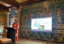 Konzerte / Botschaft Brasilia Das Bild zeigt Ges. BR Judith Schildberger bei der Haltung eines Vortrags über Johann Strauß II im assyrischen Salon des Theatro Municipal von Rio de Janeiro.