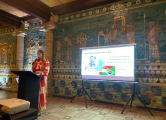 Konzerte / Botschaft Brasilia Das Bild zeigt Ges. BR Judith Schildberger bei der Haltung eines Vortrags über Johann Strauß II im assyrischen Salon des Theatro Municipal von Rio de Janeiro.