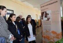 Ausstellung Ingeborg Bachmann / Botschaft Chisinau Das Bild zeigt Studentinnen und Studenten der Staatlichen Alecu-Russo-Universität Bălți anlässlich der Eröffnung der Ausstellung
