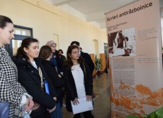 Ausstellung Ingeborg Bachmann / Botschaft Chisinau Das Bild zeigt Studentinnen und Studenten der Staatlichen Alecu-Russo-Universität Bălți anlässlich der Eröffnung der Ausstellung