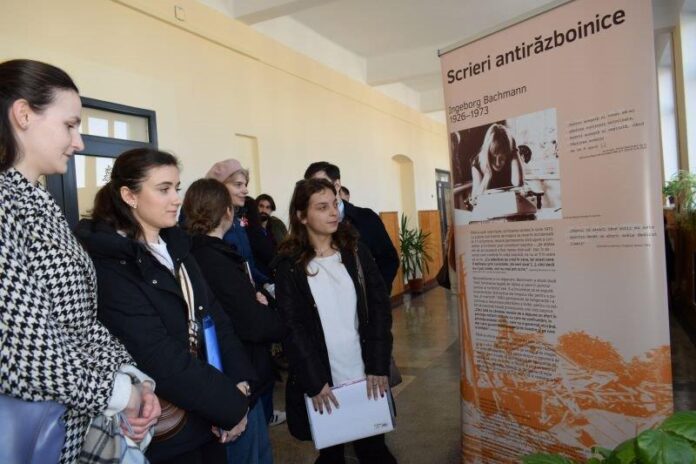 Das Bild zeigt Studentinnen und Studenten der Staatlichen Alecu-Russo-Universität Bălți anlässlich der Eröffnung der Ausstellung