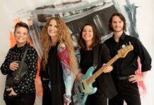 Guatemala Jazz Festival / Botschaft Mexiko Cécile Nordegg und No-Ce Band lachend am Foto mit Instrumenten