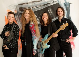 Guatemala Jazz Festival / Botschaft Mexiko Cécile Nordegg und No-Ce Band lachend am Foto mit Instrumenten