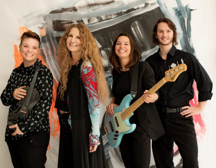 Cécile Nordegg und No-Ce Band lachend am Foto mit Instrumenten