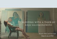 Internationales Festival für Kunstfilme / Kulturforum Ottawa Das Bild zeigt einen Ausschnitt aus dem Film: Die Schauspielerin sitzt entspannt in einem Stuhl, lehnt sich zurück und blickt nach oben. An der Wand hinter ihr sind mehrere Gemälde zu sehen, an denen sie arbeitet.