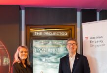 Film Unmoored / Botschaft Singapur Das Bild zeigt Botschafter Peter Guschelbauer und die öst. Filmproduzentin Michèle Marshall vor dem Filmplakat.