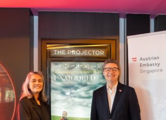 Film Unmoored / Botschaft Singapur Das Bild zeigt Botschafter Peter Guschelbauer und die öst. Filmproduzentin Michèle Marshall vor dem Filmplakat.