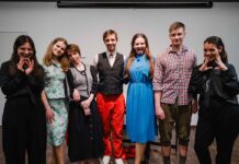 Theatervorstellung „Unsichtbare Fesseln“ / Kulturforum Bratislava Premiere des Theaterstücks „Unsichtbare Fesseln“