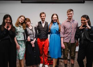 Theatervorstellung „Unsichtbare Fesseln“ / Kulturforum Bratislava Premiere des Theaterstücks „Unsichtbare Fesseln“