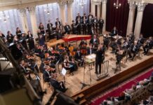 Osteroratorium und Magnificat von Johann Sebastian Bach / Kulturforum Kyjiw Es ist das Philharmonische ORchester auf der Bühne zu sehen und Georg Zwicker steht davor und dirigiert.