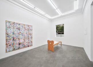 Nocturnal Animals / Generalkonsulat Shanghai Es ist die Galerie zu sehen, links ein großes buntes Bild, vorne ein kleines Bild, davor steht eine Art Holzbett.