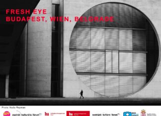 FRESH EYE Ausstellung: Budapest Photo Festival 2025 / Kulturforum Budapest Das schwarz - weiße Bild zeigt eine Person vor einem Gebäude.