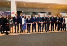 Ausstellung zum Wiener Modell des Sozialen Wohnbaus / Kulturforum Madrid Das Bild zeigt ein Gruppenfoto der Teilnehmer der Ausstellungseröffnung.