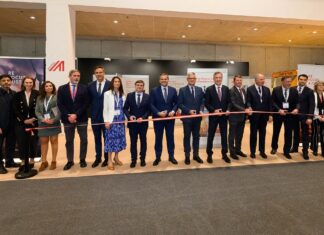 Ausstellung zum Wiener Modell des Sozialen Wohnbaus / Kulturforum Madrid Das Bild zeigt ein Gruppenfoto der Teilnehmer der Ausstellungseröffnung.