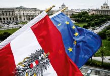 30 Jahre Österreich in der EU / Kulturforum Zagreb Das Bild zeigt die österreichische Flagge und die Flagge der Europäischen Union die auf Wien blicken.