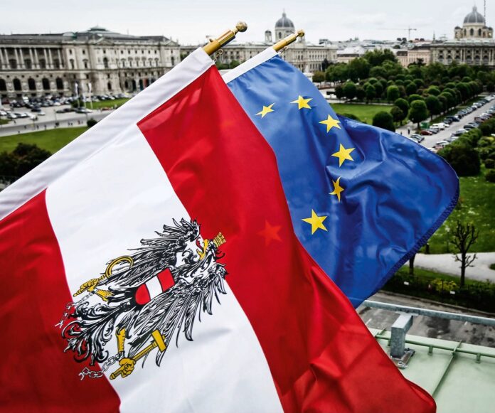 KFZagreb Das Bild zeigt die österreichische Flagge und die Flagge der Europäischen Union die auf Wien blicken.