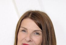 Lesereise Sabine Scholl / Kulturforum Zagreb Das Bild zeigt die Schriftstellerin Sabine Scholl. Sie hat brünettes langes Haar und lächelt freundlich in die Kamera.