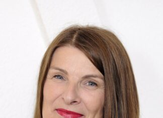 Lesereise Sabine Scholl / Kulturforum Zagreb Das Bild zeigt die Schriftstellerin Sabine Scholl. Sie hat brünettes langes Haar und lächelt freundlich in die Kamera.