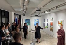 Kunst für den guten Zweck / Botschaft Bangkok Das Bild zeigt die österreichische Nonne Brigitte Schrottenbacher vor Ihren Bildern und dem Publikum der Vernissage.