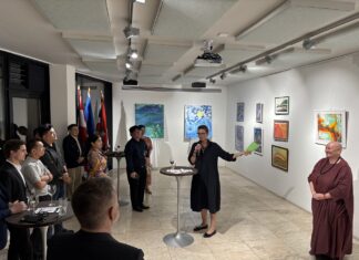 Kunst für den guten Zweck / Botschaft Bangkok Das Bild zeigt die österreichische Nonne Brigitte Schrottenbacher vor Ihren Bildern und dem Publikum der Vernissage.