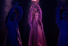 26. Jeonju International Filmfestival in Südkorea / Botschaft Seoul 1. Still aus „bluish“: drei Schauspielerinnen beim Tanzen vor grellfarbigem Hintergrund.