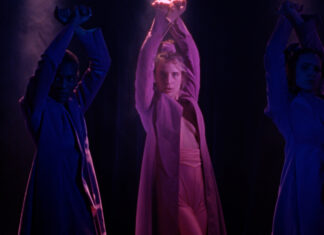 26. Jeonju International Filmfestival in Südkorea / Botschaft Seoul 1. Still aus „bluish“: drei Schauspielerinnen beim Tanzen vor grellfarbigem Hintergrund.