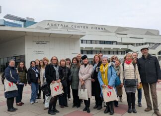 Bibliothekarinnen der Österreich-Bibliotheken in Wien Das Bild zeigt die Teilnehmerinnen und Teilnehmer des 19. Wiener Seminars vor dem Austria Center Wien, in dem der 2. Österreichische Bibliothekskongress stattfand.