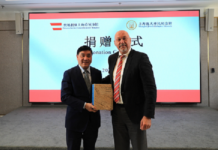 Shoah-Namenliste landet in Shanghai / Generalkonsulat Shanghai Das Bild zeigt die Übergabe der Publikation durch den Generalkonsul an den Direktor des Shanghai Jewish Refugees Museum.